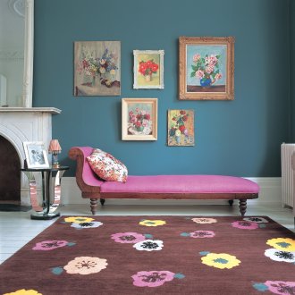 Кафяв килим с ярки цветове в интериора на модерен хол