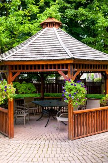 Беседката е кръгла