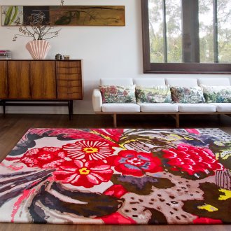 Цветен светъл килим в спокойния интериор на модерен хол