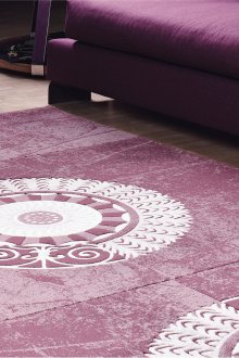 Лилав и бял килим в хола