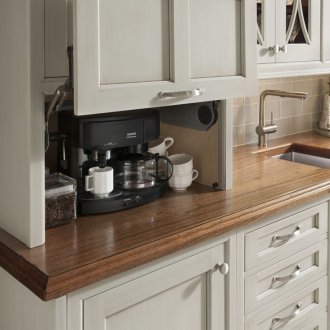 Компактно съхранение на кафемашина в кухнята