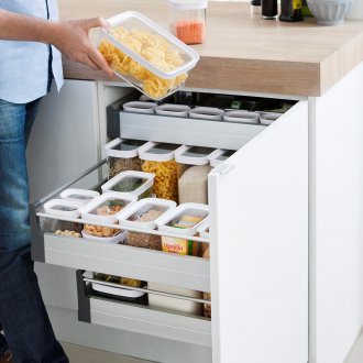 Компактно съхранение на контейнери в кухнята