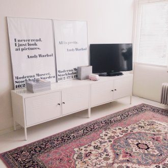 Шарен килим в скандинавския интериор на хола