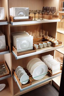 Компактно съхранение на съдове в кухнята