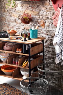 Мобилна маса с рафтове в кухнята