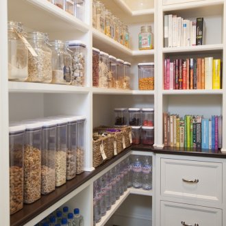 Компактно съхранение в ъгловия кухненски шкаф