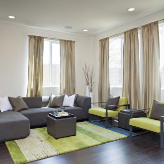 Бежов зелен килим в хола