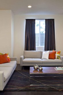 Черен килим с цветни ивици в хола