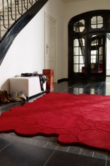 Необичаен червен килим в коридора