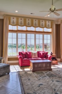 Кремаво сив килим с модел в голям хол