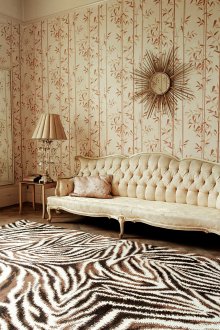 Килим с необичаен принт в хола