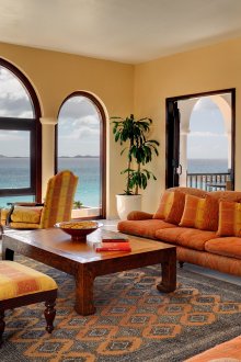 Тъмно килимче с оранжев орнамент в средиземноморския интериор