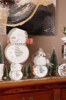 Снежен човек, направен от бляскава хартия