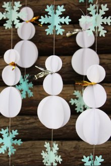 Снежен човек, направен от хартиени кръгове