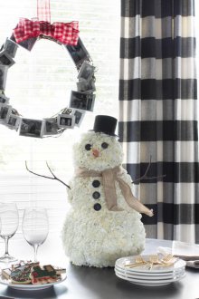 Снежен човек, направен от хартия на масата