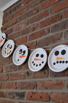 Снежен човек, направен от хартиени чинии