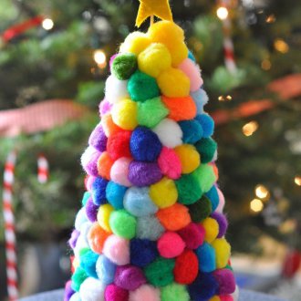 Коледно дърво от помпони