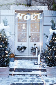 Бяла украса за врати за нова година