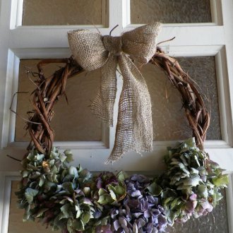 Декориране на вратата с цветя за новата година