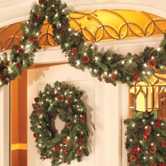 Декориране на вратата с гирлянд за новата година