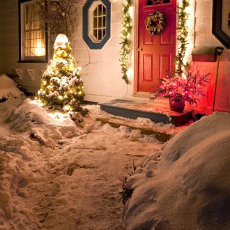 Коледна гирлянда на вратата