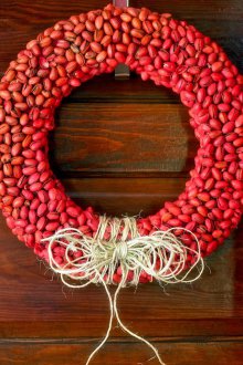 Червен коледен венец на вратата