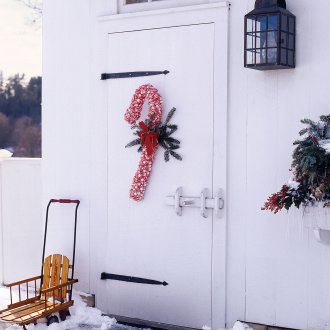 Червена декорация на врати за нова година