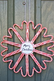 Декориране на вратата с бонбони за новата година