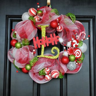 Декориране на вратата с панделки за новата година