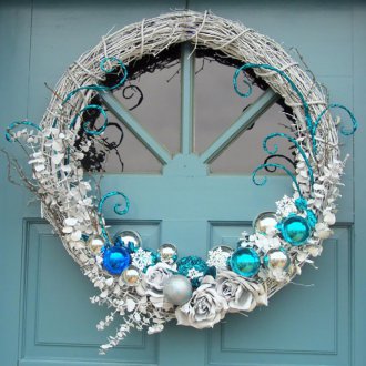 Коледна украса на врата с топки