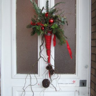 Коледна украса на врата с шишарки