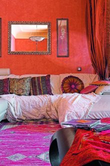 Ярко розов принт килим в хола в стил бохо