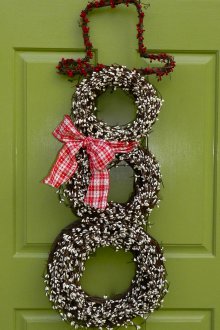 Снежен човек, изработен от венци на вратата