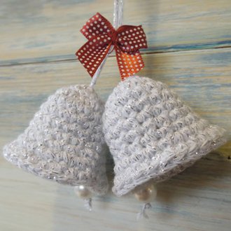 Декориране на вратата с коледни камбани