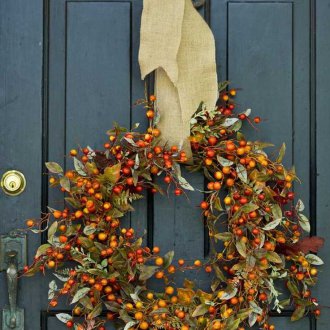 Жълт венец на вратата на Нова година