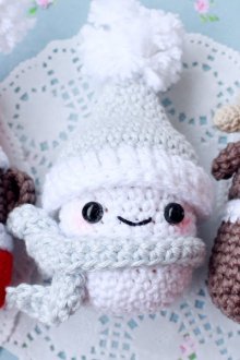 Плетени фигурки като подарък за новата година.