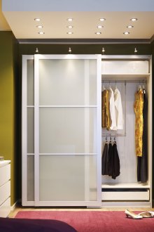 Тесно огледало срещу входната врата в зеления коридор