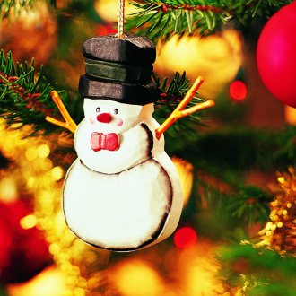 Снежен човек на коледна елха