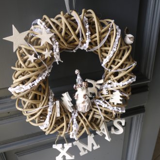 Коледен венец с мъниста