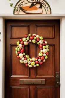 Коледен венец на вратата