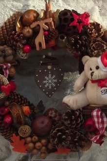 Коледен венец с играчки