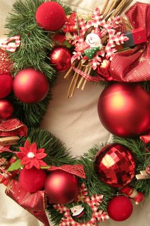 Коледен венец червен