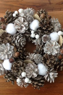 Коледен венец от шишарки