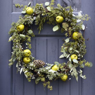 Коледен венец с ябълки
