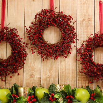 Коледен венец с горски плодове