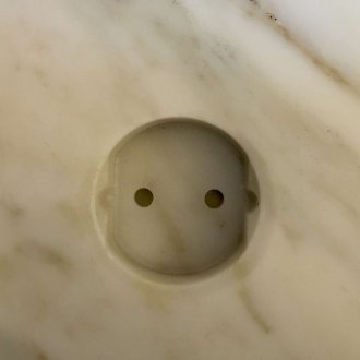 Мраморен електрически контакт