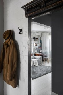 Огледало, вградено в черния килер в коридора