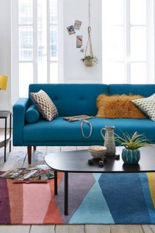 Син диван в хола