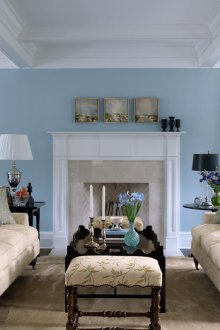 Синя всекидневна с камина