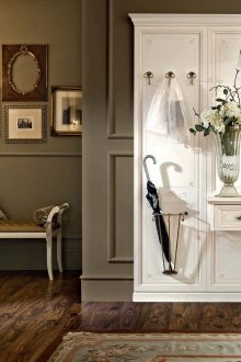 Бял килер с огледална врата в коридора